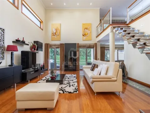 MORADIA  INDIVIDUAL COM PISCINA EM VALONGO