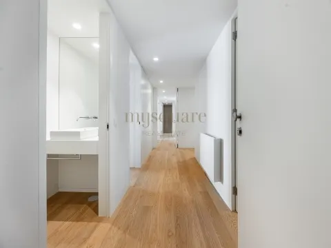 Apartamento T4 de Luxo com 2 Suítes e Terraços - Aldoar