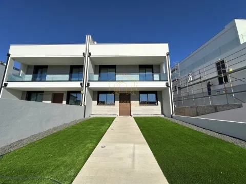 Moradia T5 de luxo c/ elevador, piscina e vista soberba.