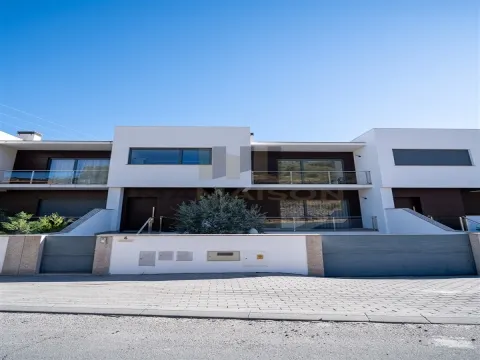 Moradia T4 de Luxo / Centro de Lamego / Jardim e Garagem