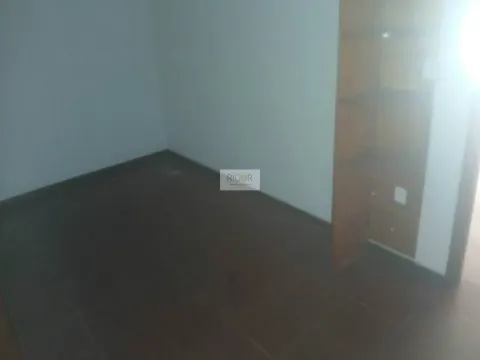 Loja de 70m2 e garagem no centro de Gueifâes