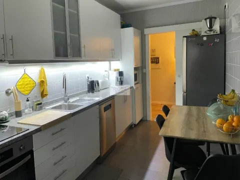 Apartamento T3 com boas áreas em zona residencial na Cidade da Maia
