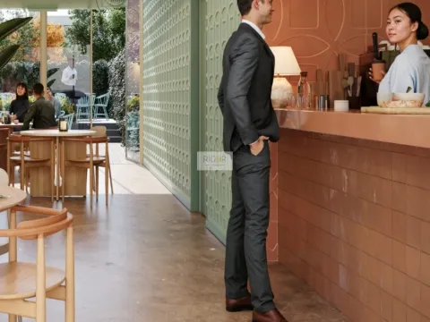 Loja com Terraço a 300 metros da praia