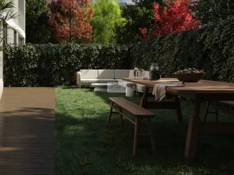 Loja com Terraço a 300 metros da praia