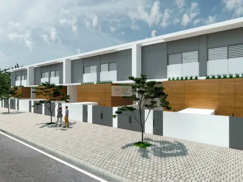 Moradia T3 de 3 frentes e jardim em construção em Águas Santas