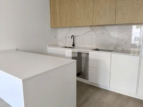 Apartamento T2 com terraço de 255m2 em Matosinhos