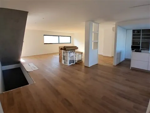 Moradia T3 de 3 frentes e jardim nova no centro da Maia