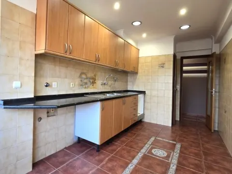 Apartamento T2 100m2, com arrecadação em Odivelas