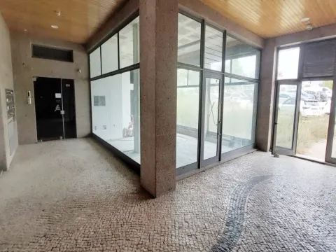 Loja Aveiro, junto à Av. Dr. Lourenço Peixinho