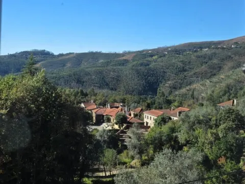 Moradia de pedra em Águeda, aldeia de Lourizela, vista serra