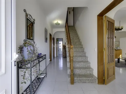 Moradia T4+1 renovada no coração do Vale da Telha