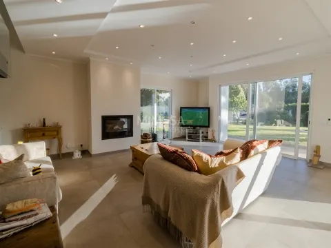 Moradia V4 com piscina no campo de golfe da Penina em Alvor