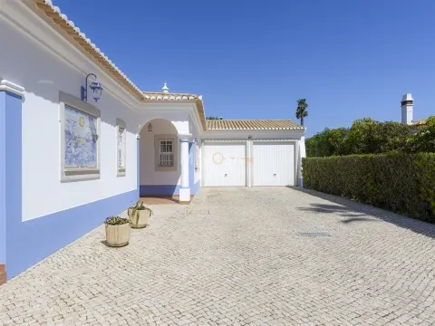 Moradia T3 Exclusiva com piscina a 2 min da Meia Praia – Lagos