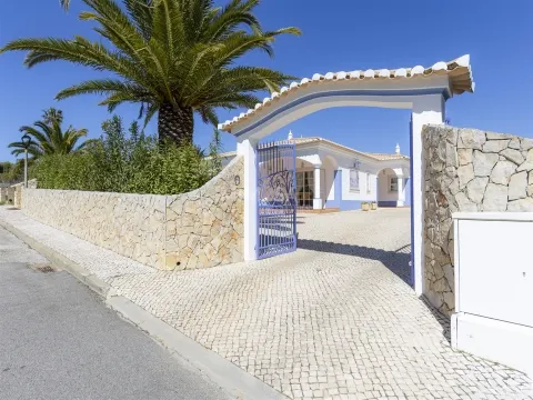 Moradia T3 Exclusiva com piscina a 2 min da Meia Praia – Lagos