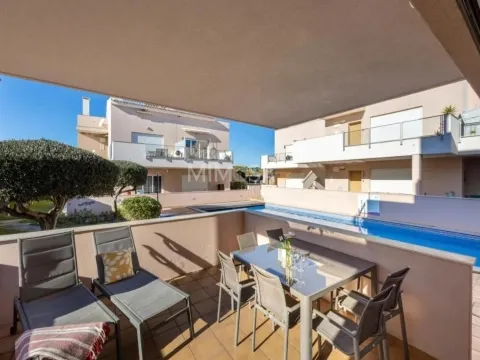 Apartamento T2 com Piscina e AL Ativa em Burgau – A 600m da Praia