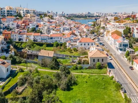 Progetto di riabilitazione nel cuore di Ferragudo con area ricreativa