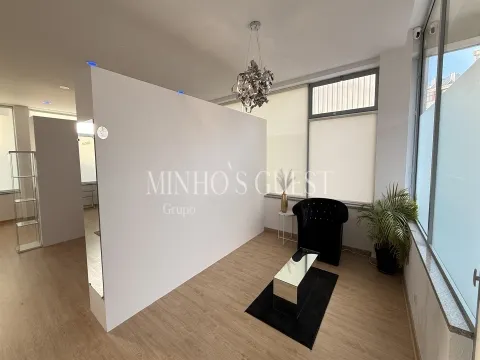 Loja Comercial (74m2) c/ AC e Vestiários - São Vítor, Braga