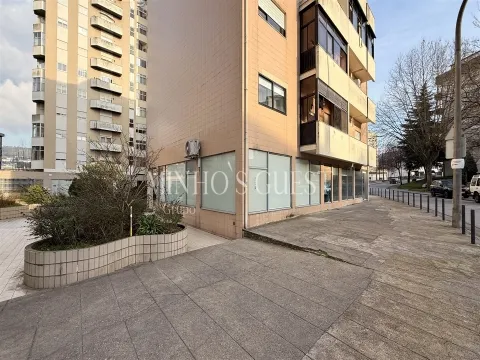 Loja Comercial (74m2) c/ AC e Vestiários - São Vítor, Braga