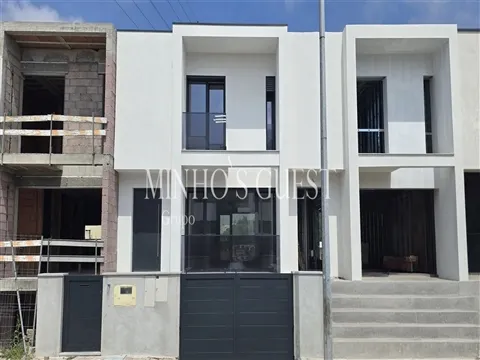 Exclusiva Moradia V3 c/ Suite, Closet e Jardim em Palmeira, Braga