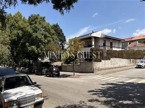 Moradia T4 + Escritório c/ Garagem (pronta habitar) - Braga Centro