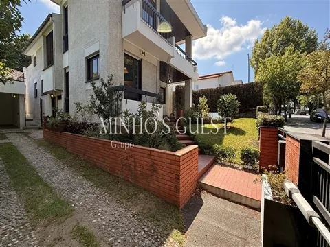 Moradia T4 + Escritório c/ Garagem (pronta habitar) - Braga Centro