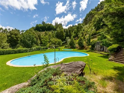 Moradia T2 (Duplex) c/ Jardim e Churrasqueira em Condomínio Fechado de Luxo - Caniçada, Gerês