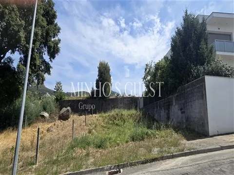 Lote de Terreno (252m2) de Construção c/ Projeto p/ Moradia - S.Pedro DEste - Braga