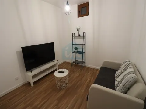 Apartamento no rés-do-chão totalmente mobilado e equipado, recentemente remodelado