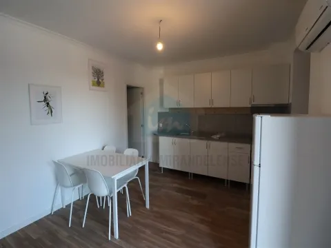 Apartamento no rés-do-chão totalmente mobilado e equipado, recentemente remodelado