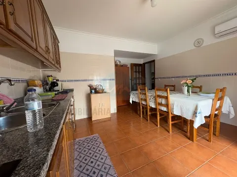 Apartamento T3 para venda com jardim e arrumos no sótão