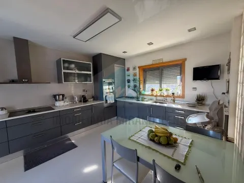 &#127969; Bifamiliar duplex com entradas independentes e vistas deslumbrantes sobre a cidade de Mirandela.