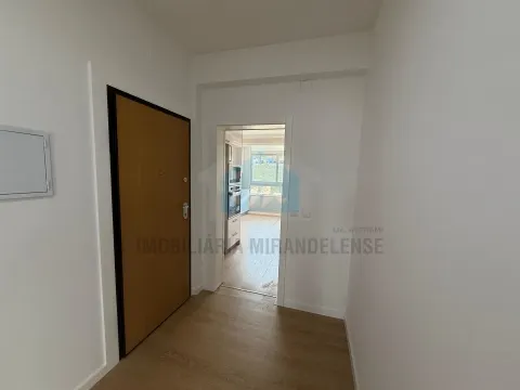 Apartamento T3 totalmente remodelado em Mirandela situado no 3.º e último andar 