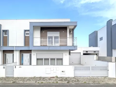 Doppelhaushälfte mit 4 Schlafzimmern - Vagos