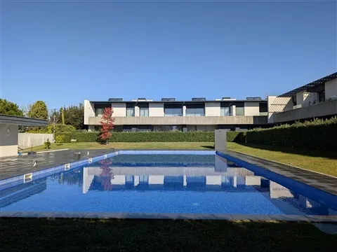 Moradia T4 de Luxo em Miramar - Condomínio Privado com Piscina, Ginásio e Jardim