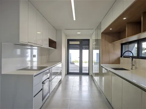 Moradia T4 de Luxo em Miramar - Condomínio Privado com Piscina, Ginásio e Jardim