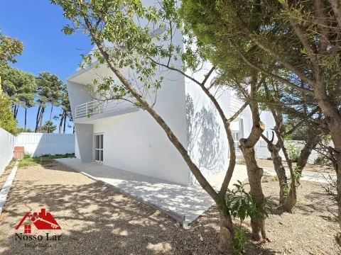 Fantástica moradia T4 com garagem, terraço e logradouro - Sesimbra