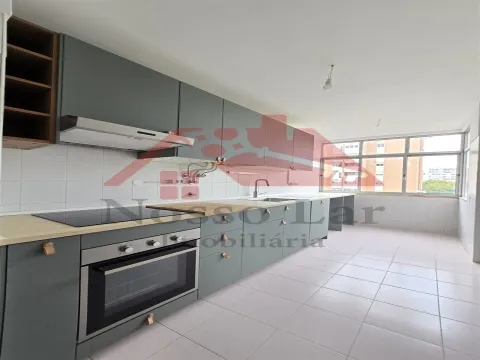 Apartamento T2 remodelado na Praça do Brasil