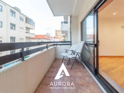 Apartamento T3 150m da praia, varandas e lugar de garagem 
