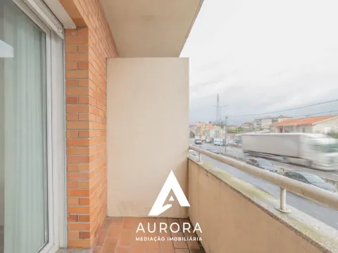 Apartamento T2 no 1.º Andar | Garagem | Varandas | A 5 Minutos de Espinho