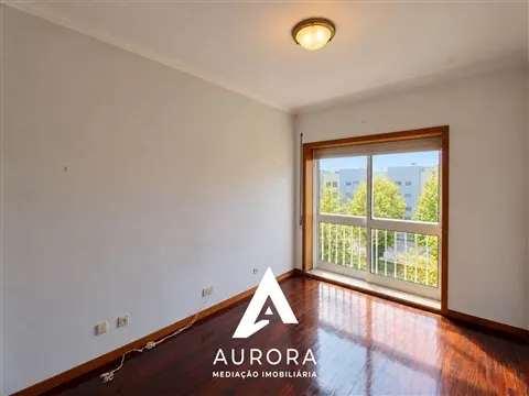 Apartamento T3 com 2 lugares de garagem e sótão 