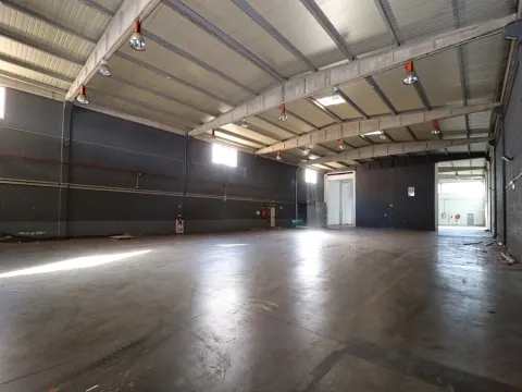 Venda de 2 armazéns em zona de industrial de Albufeira