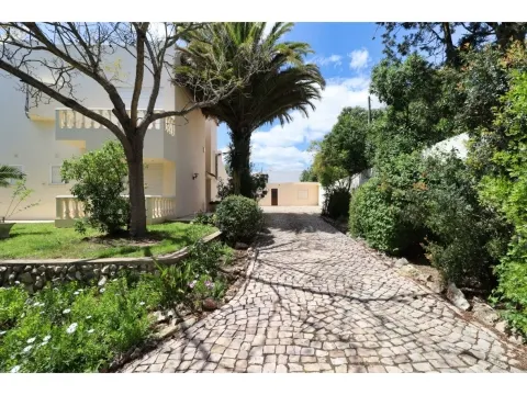 Villa privée avec terrain de 1 515 m2 à quelques minutes à pied de la plage