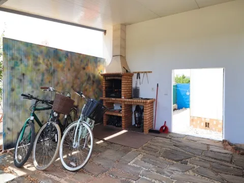 Moradia Independente com Estúdio e Piscina — Privacidade Total e Espaço Exterior Único