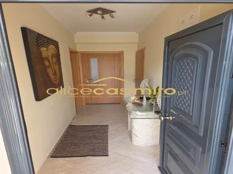 Moradia T4 - boas áreas- excelente estado!