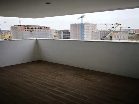 T2 com Varanda - Arrendamento - Cozinha Equipada e Mobilado - Lugar de Estacionamento e Arrecadação