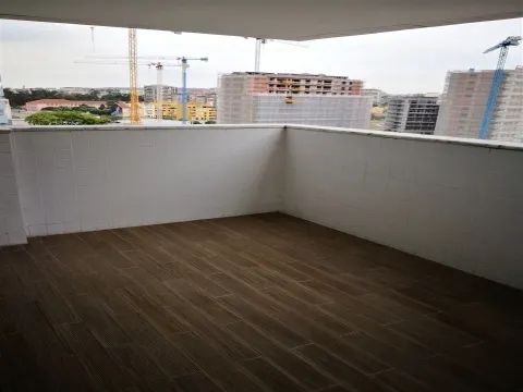 T2 com Varanda - Arrendamento - Cozinha Equipada e Mobilado - Lugar de Estacionamento e Arrecadação