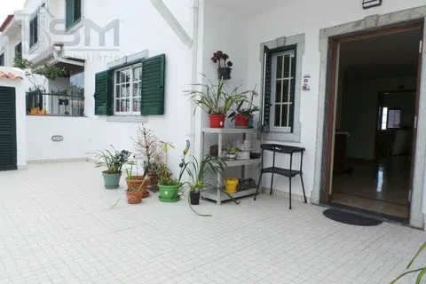 Moradia T4+3 composta por 5 pisos com divisões amplas e construção de qualidade