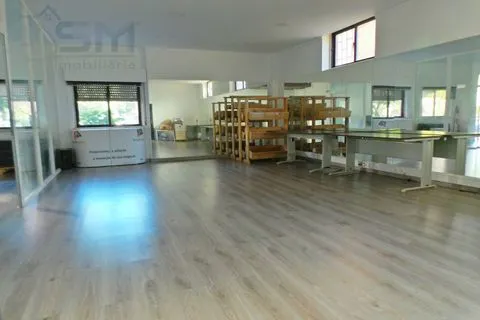 Boutique de 104m² divisée en 4 espaces, préparée pour diverses activités