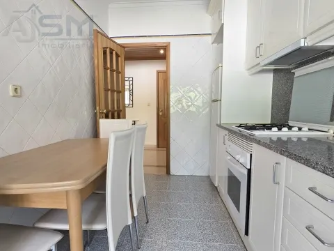 Apartamento T1 com mobília e cozinha equipada, todo virado a poente