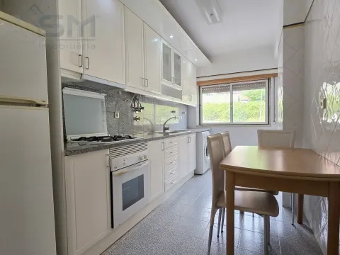Apartamento T1 com mobília e cozinha equipada, todo virado a poente